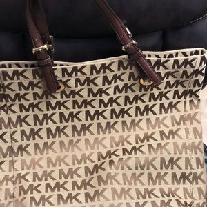 MICHAEL KORS SIGNATURE HAND BAG